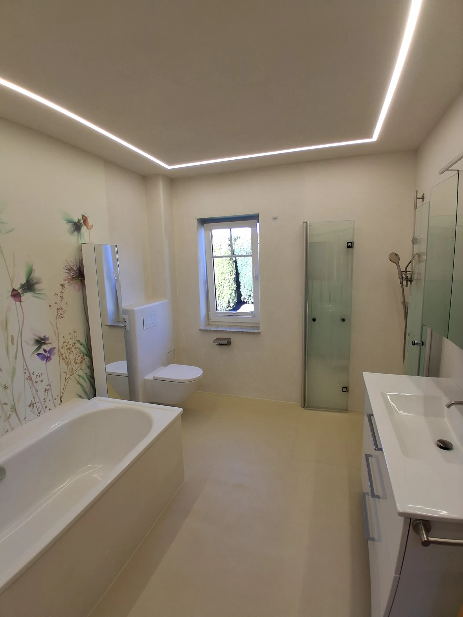 Fugenloses Bad mit Badewanne und indirekter Beleuchtung