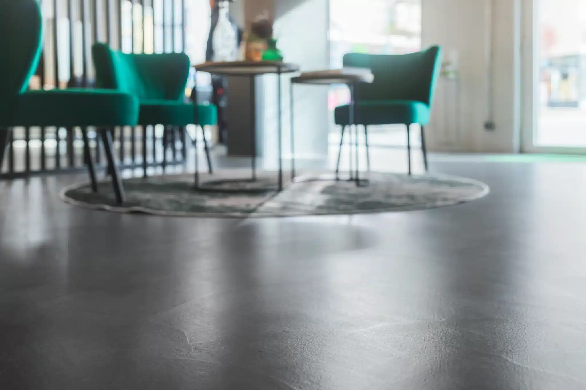 Fugenloser Boden aus Terra INCON Spachtelbelag in einem Lounge-Bereich