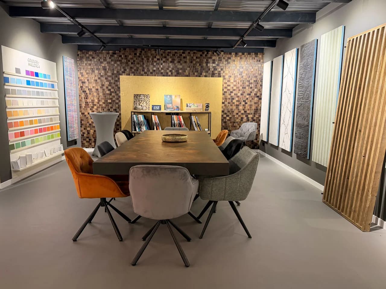 Der neue Terra Lilia Showroom in Sankt Peter-Ording mit Beratungstisch und Farbwand
